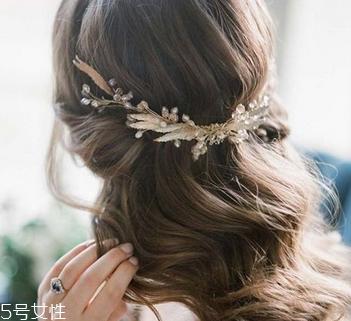 2018新娘发型新款式图片及详细步骤 浪漫的新娘发型