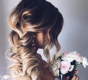 2018新娘发型新款式图片及详细步骤 浪漫的新娘发型