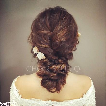 2018新娘发型新款式图片及详细步骤 浪漫的新娘发型