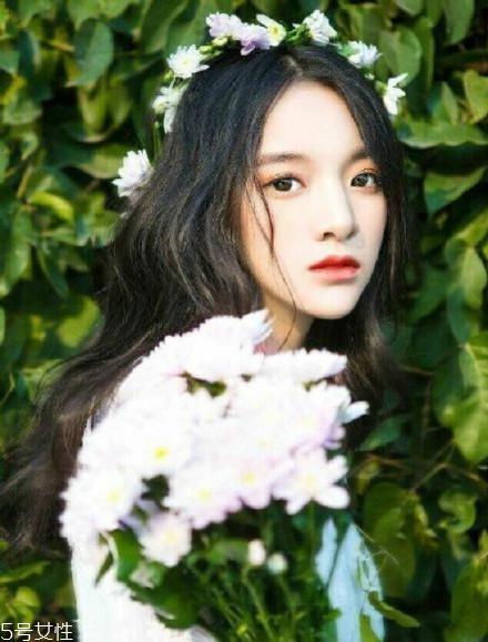 2018新娘发型新款式图片及详细步骤 浪漫的新娘发型