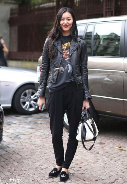 女生机车皮衣怎么搭配 机车皮衣搭配女