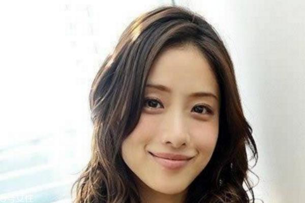 ol发型扎法教程 职业发型扎法步骤图解