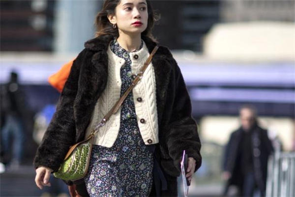 针织开衫如何搭配 开春必备单品