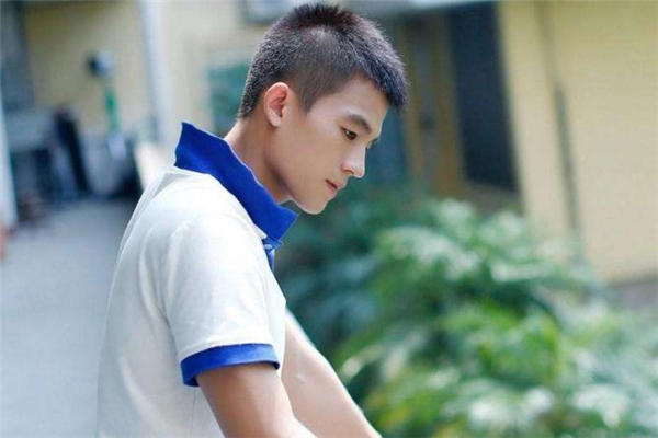 高中男生留什么发型好看 高中男生适合什么发型