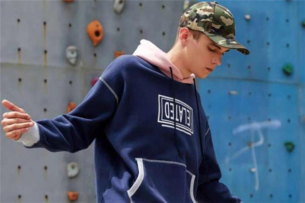 男生换季戴什么帽子好看 换季男生帽子搭配技巧