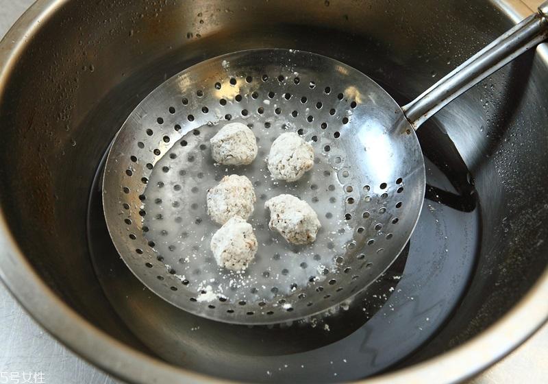 煮汤圆是冷水下锅还是热水下锅好