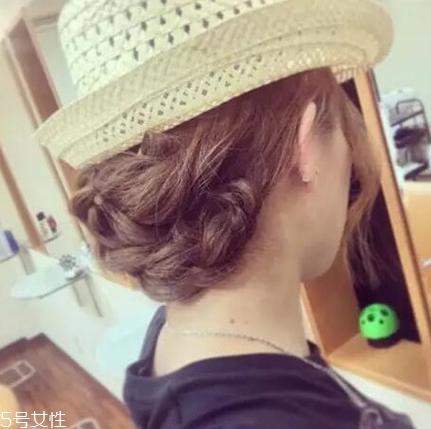 长发戴帽子图片大全 不同帽子不同发型推荐