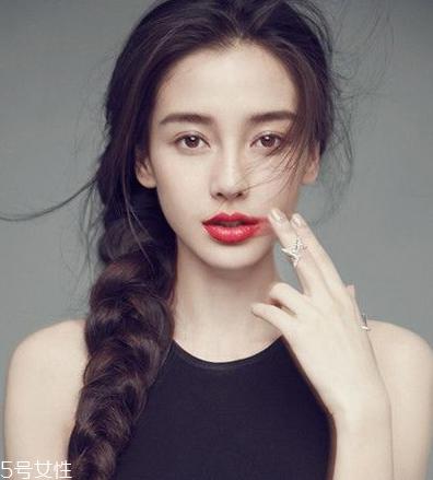 夏天怎么编头发好看 不挑人的编发教程