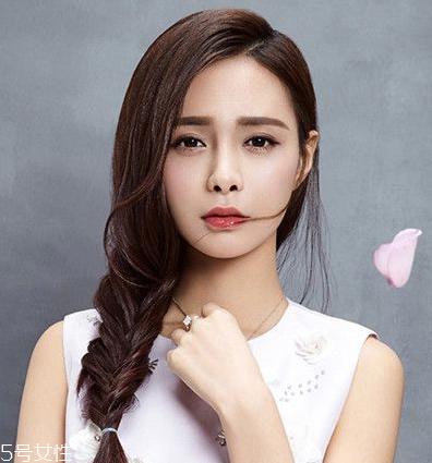 夏天怎么编头发好看 不挑人的编发教程