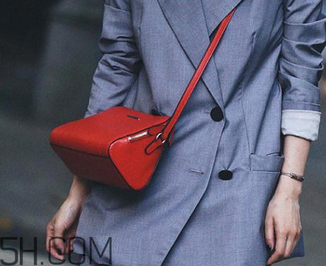 牛皮包包会很硬吗？牛皮包包皱了怎么办？