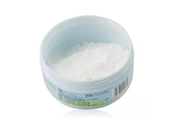 痱子粉的作用与功效 痱子粉和爽身粉一样么