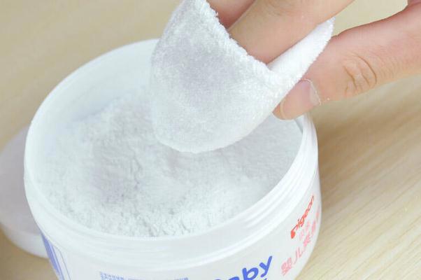 痱子粉的作用与功效 痱子粉和爽身粉一样么