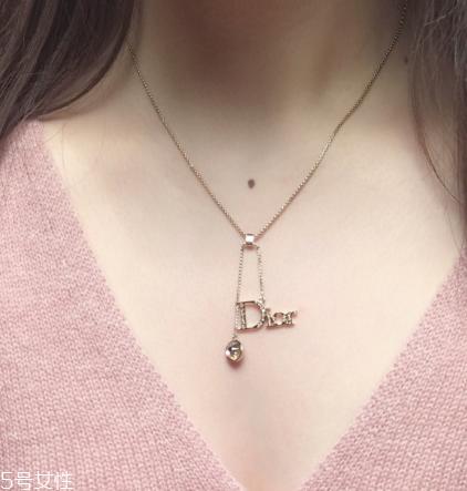 项链如何搭配吊坠？项链搭配吊坠方法