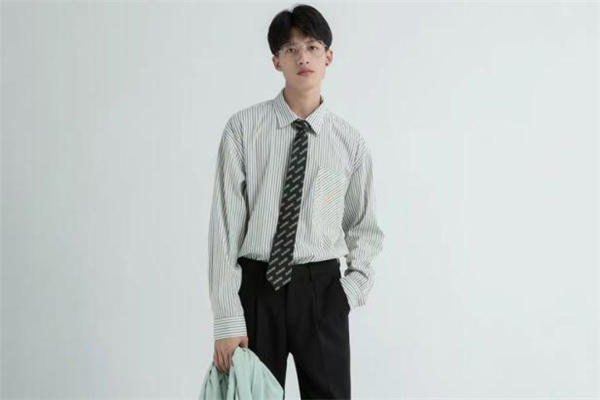 竖条纹衬衫怎么穿好看 竖条纹衬衫怎么穿不像病号服