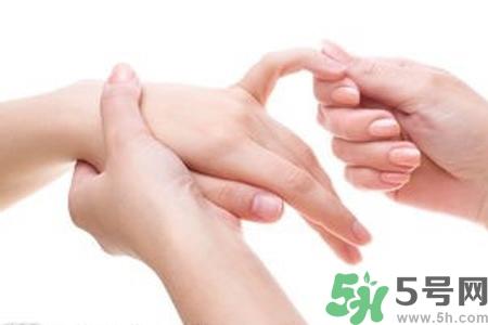 手干裂怎么回事？手干裂怎么治疗？