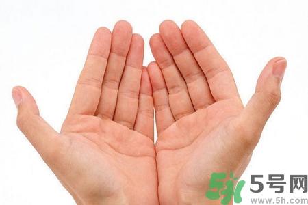 手干裂怎么回事？手干裂怎么治疗？