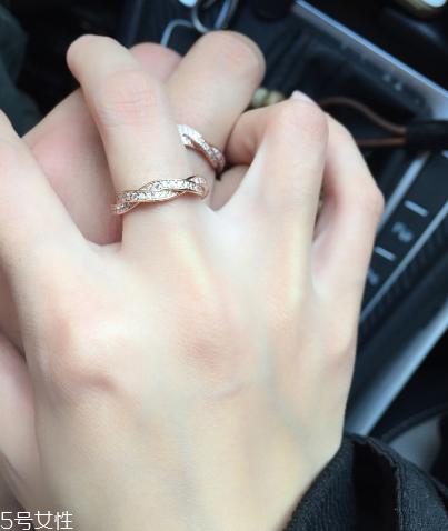 戒指戴食指是什么意思？戒指戴食指上代表什么含义