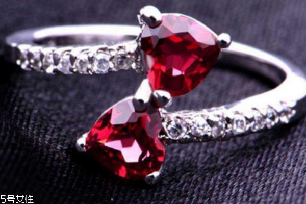 石榴石戒指寓意是什么 象征对爱情的忠诚