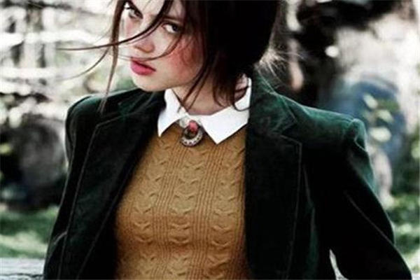 墨绿色配什么颜色好看 墨绿色衣服搭配技巧