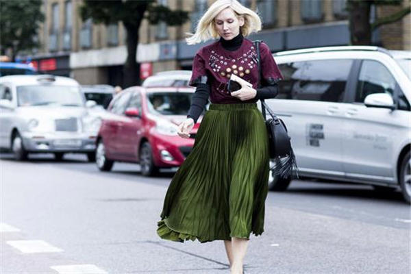 墨绿色配什么颜色好看 墨绿色衣服搭配技巧