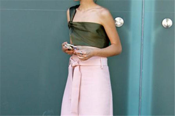 墨绿色配什么颜色好看 墨绿色衣服搭配技巧