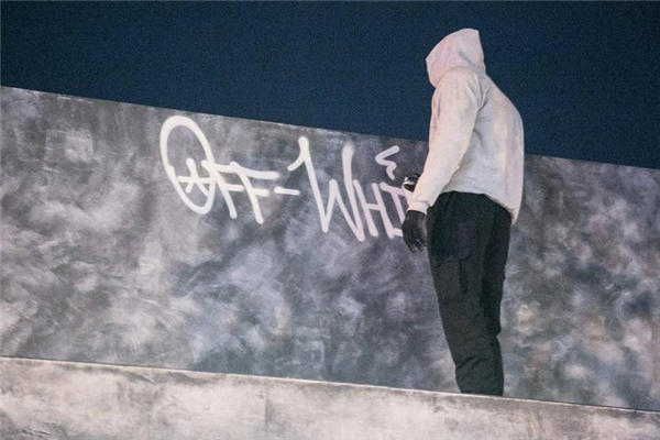 off white塑料凉鞋多少钱 小时候的回忆