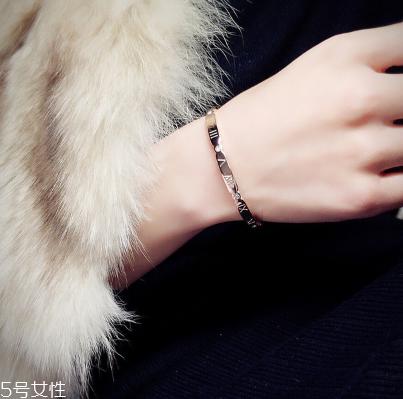 钛钢手镯会掉色吗 要经常保养