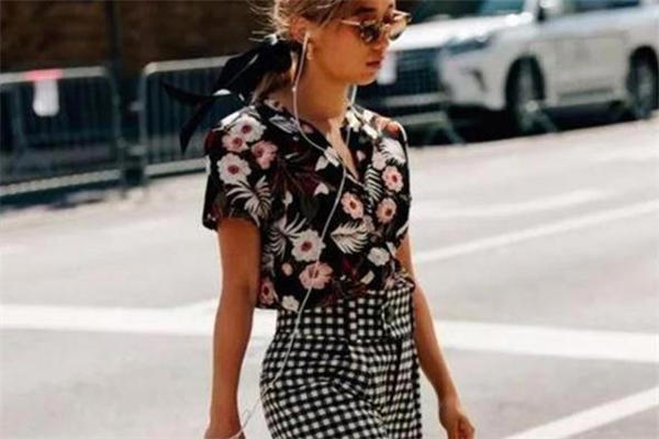 格子裤配什么衣服好看 展现你的气质美