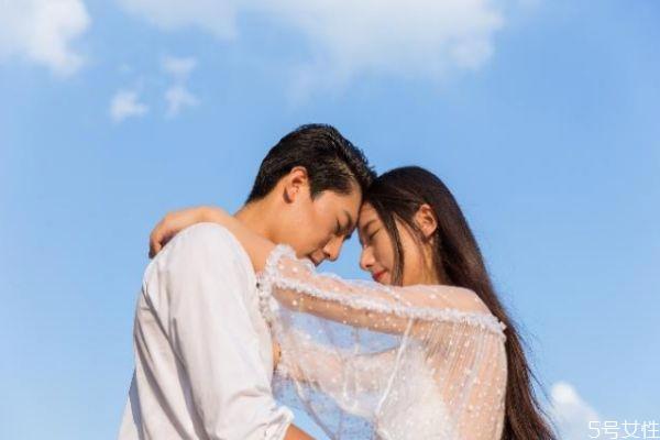 男生对女生有好感的表现有哪些 男生有好感的初期表现