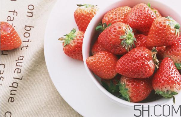 草莓为什么要用盐水泡？草莓榨汁要加水吗？