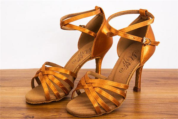 拉丁舞鞋什么牌子好 大品牌更加舒适