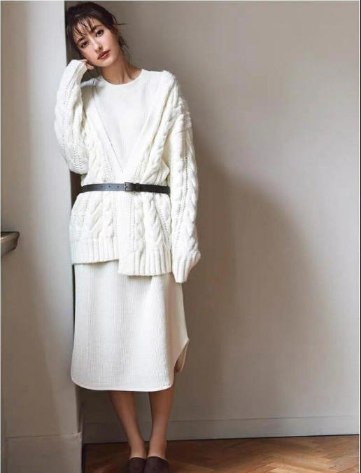 细针脚和粗针脚开衫毛衣里面搭配什么好看