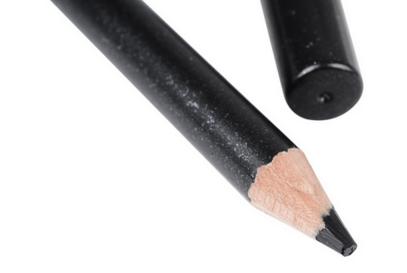 眼线液和眼线笔哪个好用？眼线长度决定风格