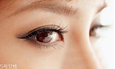 眼线液和眼线笔哪个好用？眼线长度决定风格