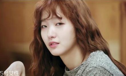 眼线液和眼线笔哪个好用？眼线长度决定风格