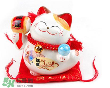 招财猫有什么讲究？招财猫左手招什么右手招什么？