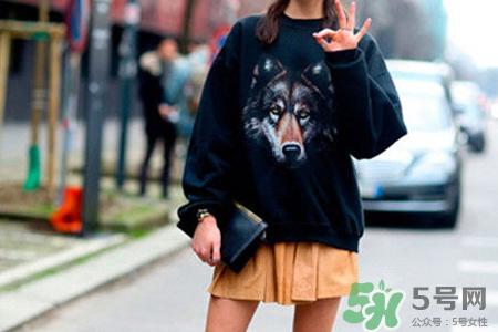 卫衣能贴身穿吗？套头卫衣可以贴身穿吗？