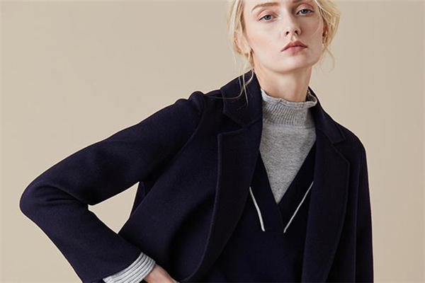 藏青色大衣配什么内搭 时髦穿搭法则