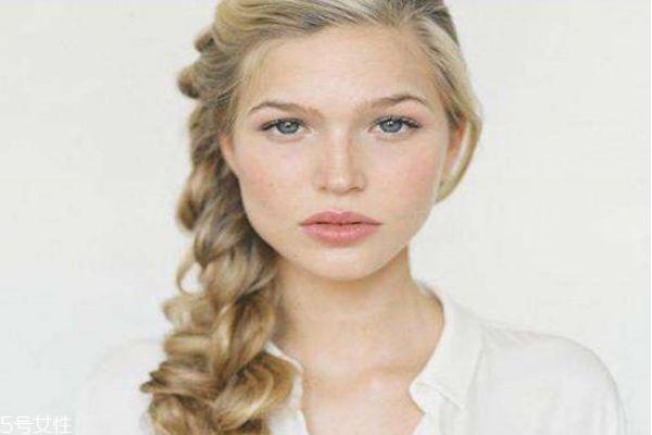 扎什么头发显气质 显气质的扎发型女