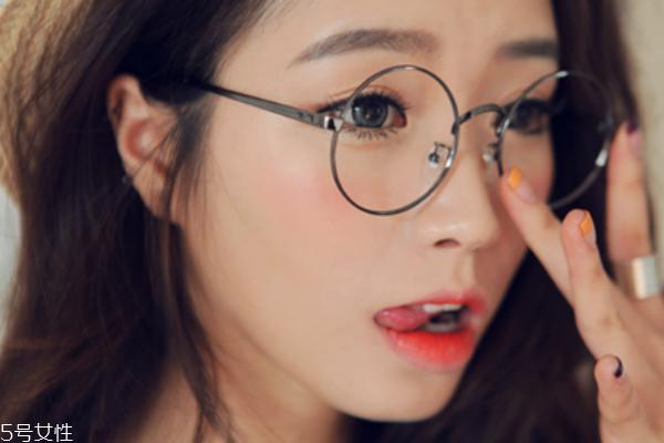圆框眼镜适合什么脸型 适合自己很重要