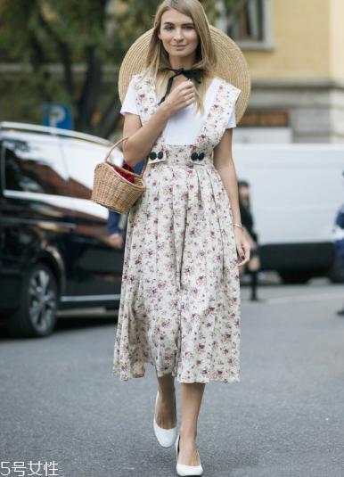 背带裙怎么穿好看 属于夏天的逆领穿搭
