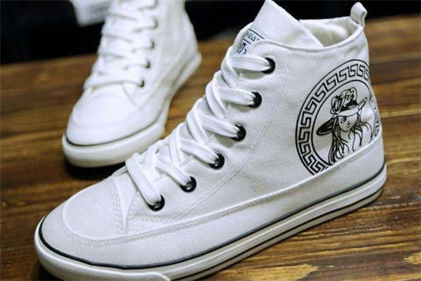 白色球鞋可以晒太阳吗 白球鞋怎么晒不发黄