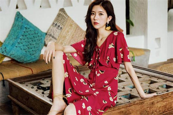 夏天穿什么颜色裙子显白 黑黄皮女孩看过来