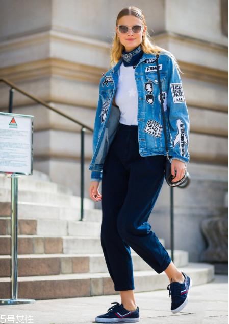 女生白色t恤怎么挑选 白色t恤挑选3技巧