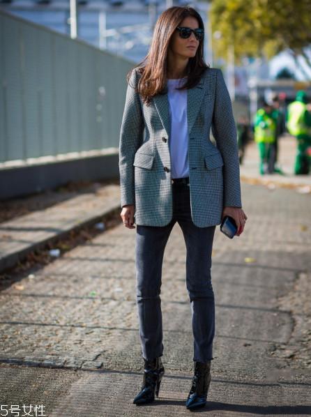 女生白色t恤怎么挑选 白色t恤挑选3技巧