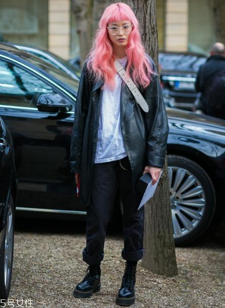 女生白色t恤怎么挑选 白色t恤挑选3技巧