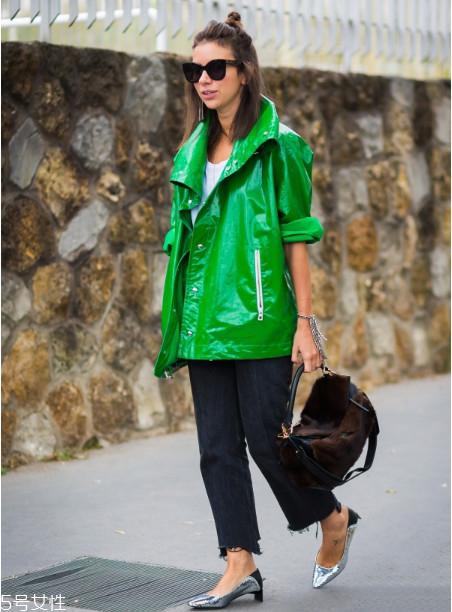 女生白色t恤怎么挑选 白色t恤挑选3技巧