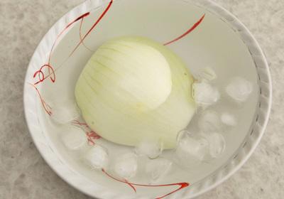 切洋葱不会流泪的方法 为什么切洋葱会流泪