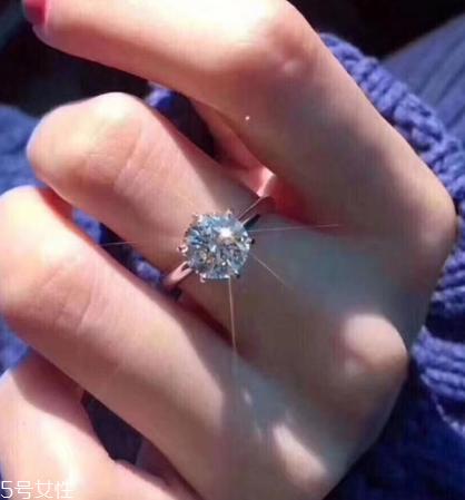 钻戒是定制还是成品好?钻戒买定制的还是买成品?