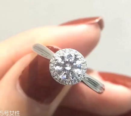 钻戒是定制还是成品好？钻戒买定制的还是买成品？